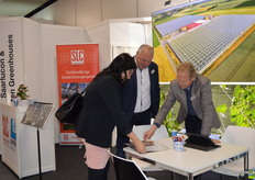 Twan Leurs and Oscar Nijman of Saarlucon explained something to a visitor at the stand and pointed out that we should keep an eye on Holland-Park Berlin. The Dutch are building this theme park with a garden theme.